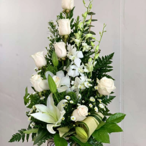 Arreglo Floral "Serenidad Alba": Composición Vertical de Lujo